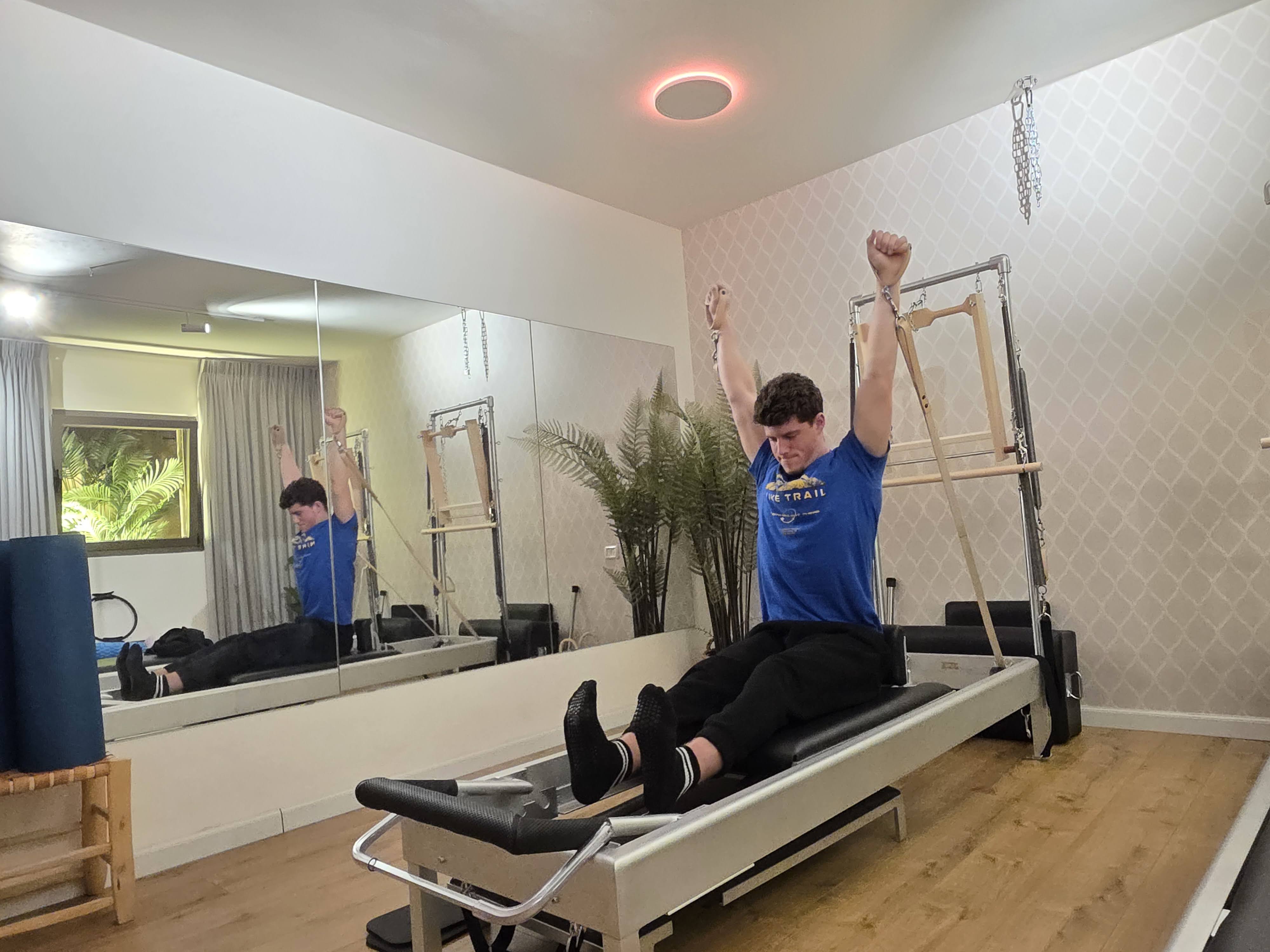 אימון מודעות גופנית בסטודיו פילאטיס