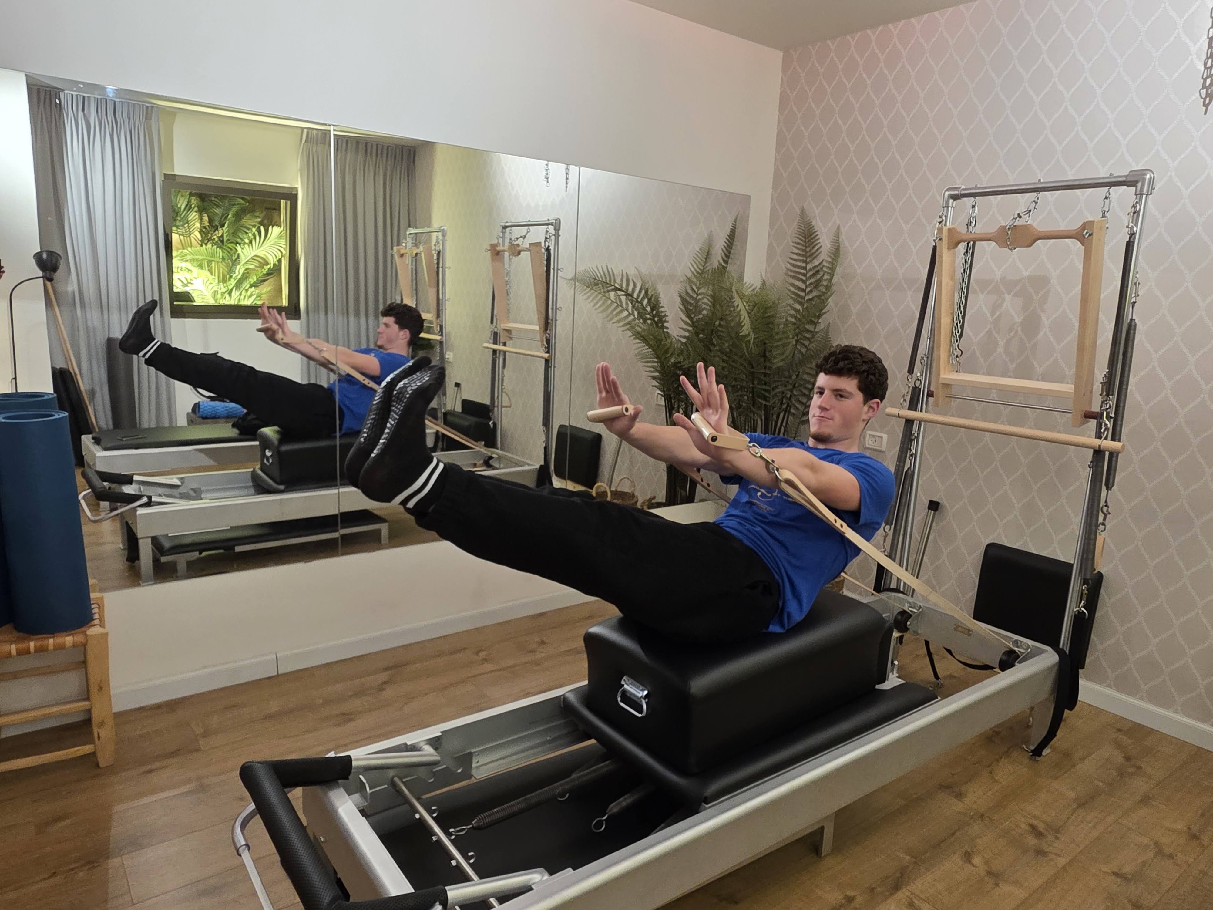 תרגיל גמישות על מכשיר רפורמר פילאטיס